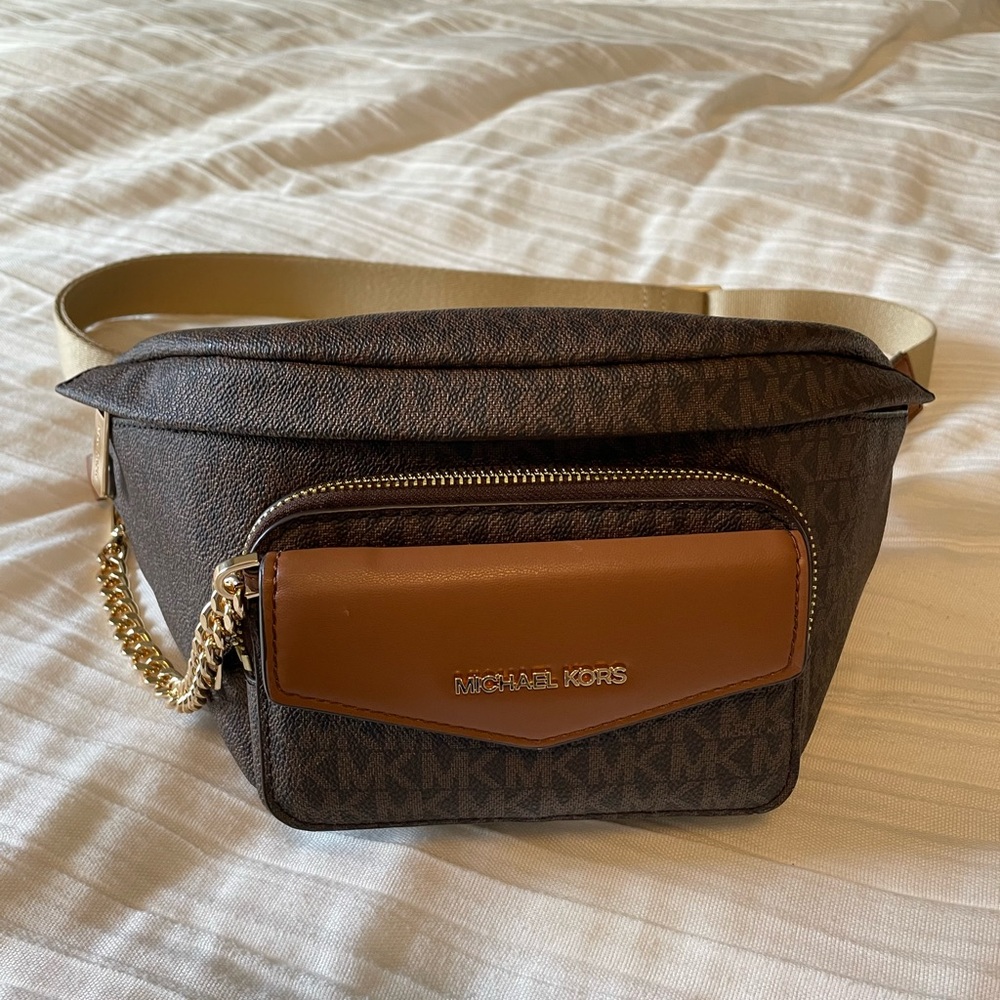 LIKE NEW!! Michael Kors crossbody Fanny pack. Only worn a handful of times.
